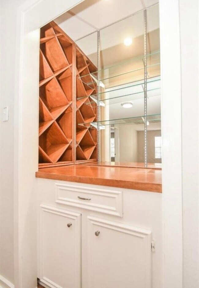 Photo - 2333 Bering Dr Unidad 123