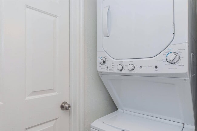 Building Photo - 3001 Hillcroft St Unit G1201