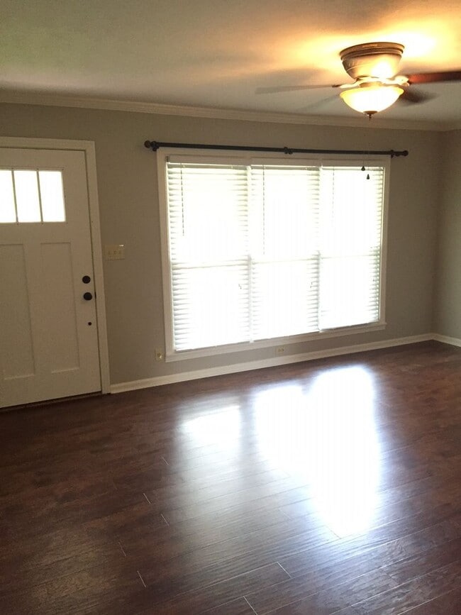 Building Photo - 1218 W White Oak Dr