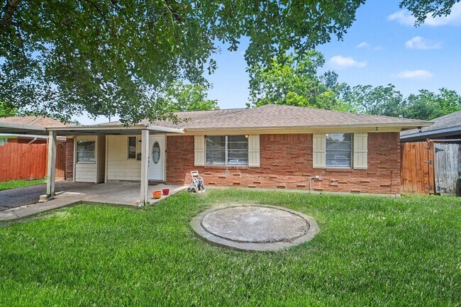 Photo - 2121 Hickory Ln