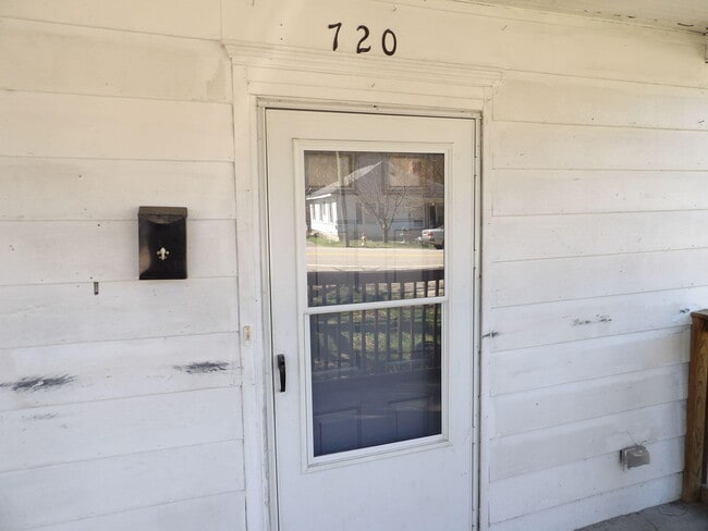 Photo - 720 Holmes St