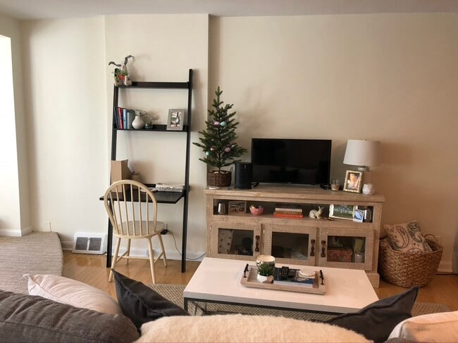 1926 Lombard St Unit Studio 2. floor