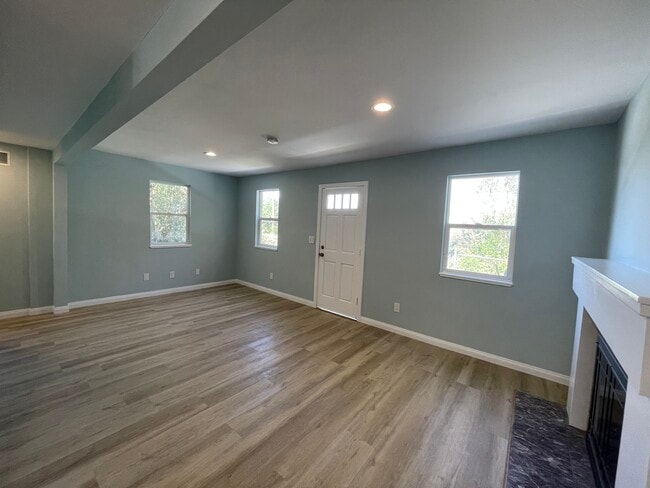 Photo - 6818 Santa Susana Pass Rd