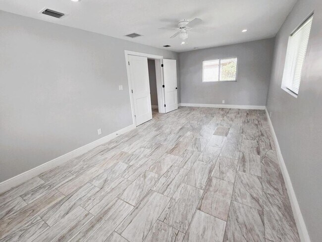 Photo - 324 S Chillingworth Dr