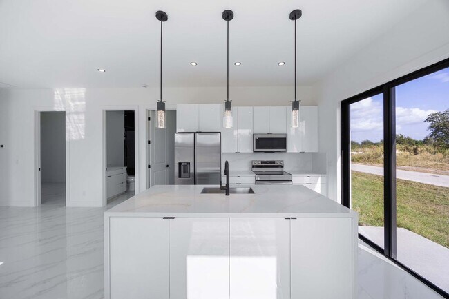 Photo - 1053 Marine Ave S