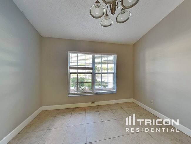 Photo - 19203 Sunlake Blvd