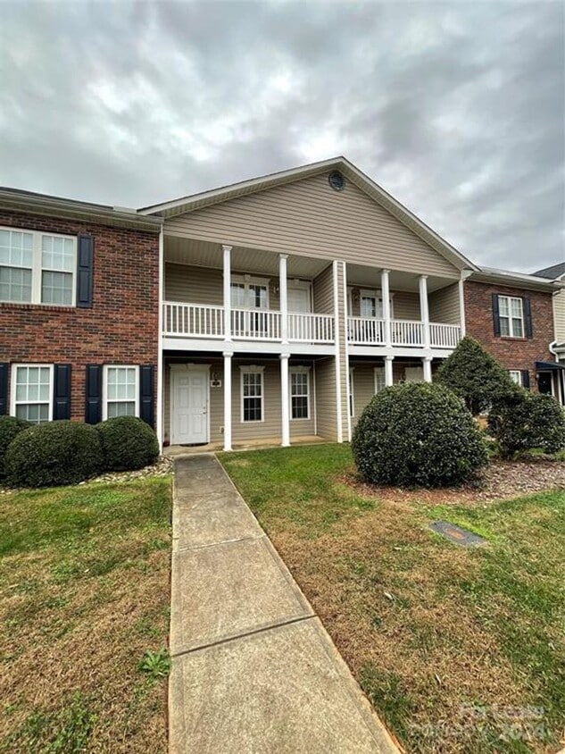 Spacious 2BR 2BA Townhome In Prime Location! - Spacious 2BR 2BA Townhome In Prime Location!