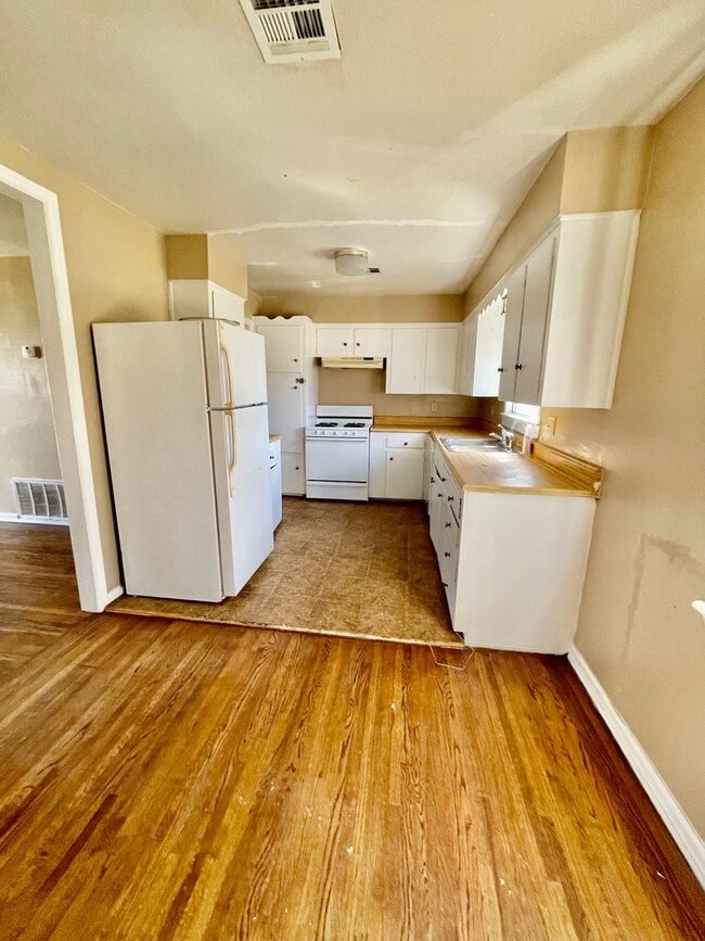 830 E 52nd Pl N
