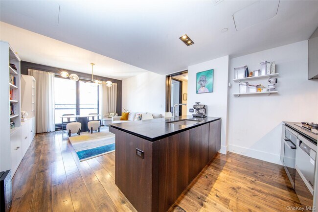 155 W 18th St Unit 802