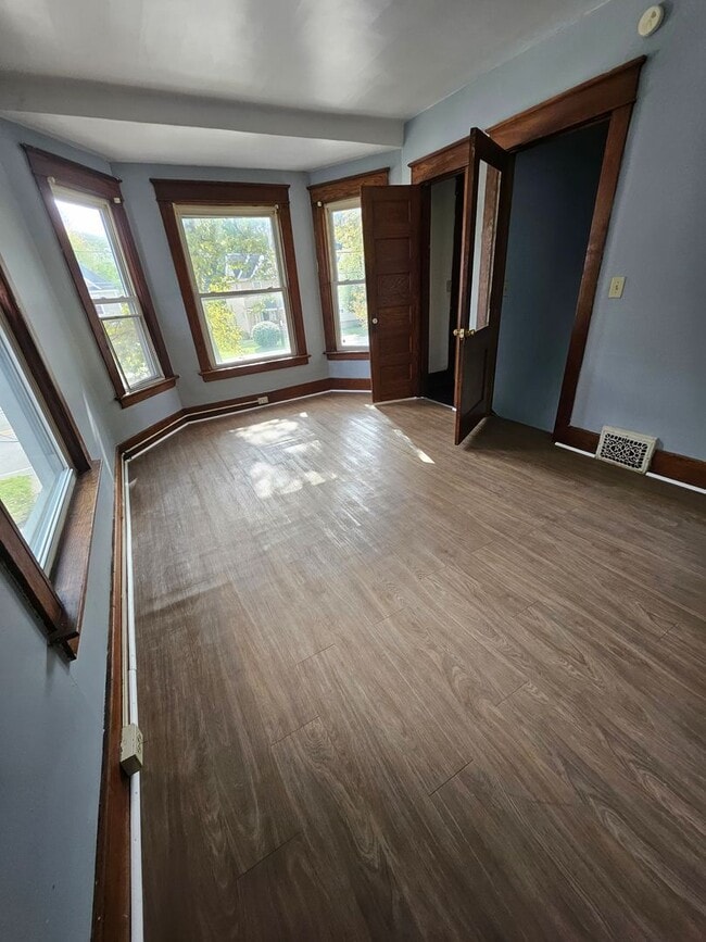 Building Photo - Upper 2 bedroom unit