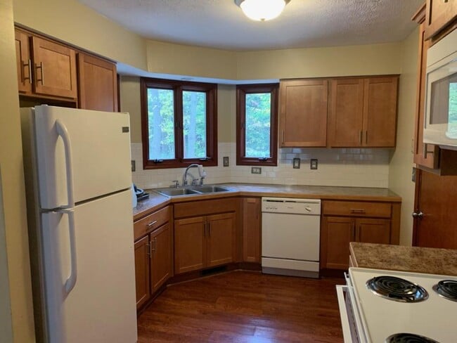 Photo - Private 4 Bedroom 2 1/2 Bath House