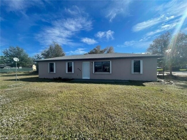 Building Photo - 955 Lake Dr E Rental