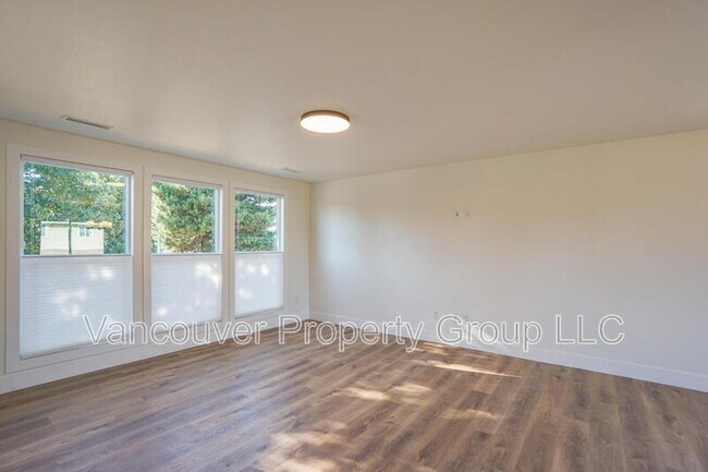 Photo - 819 SE Olympia Dr