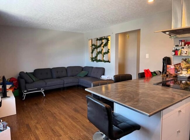 Building Photo - 980 Dynes Rd Unit 2