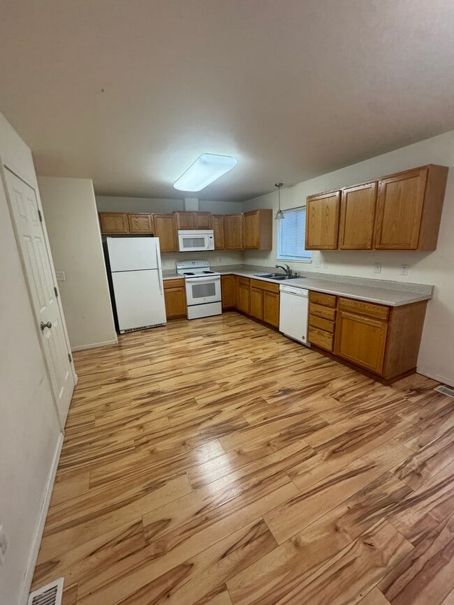 Photo - 5222 Leslie St Unit B