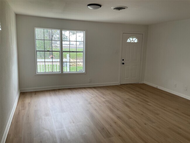 Photo - 326 E 1st St