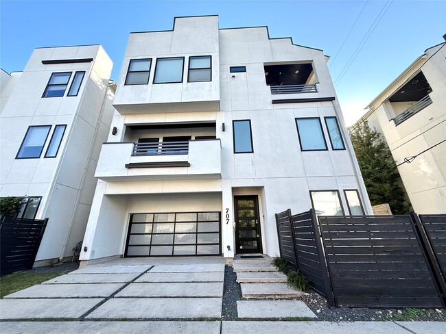 Building Photo - 707 W Clay St