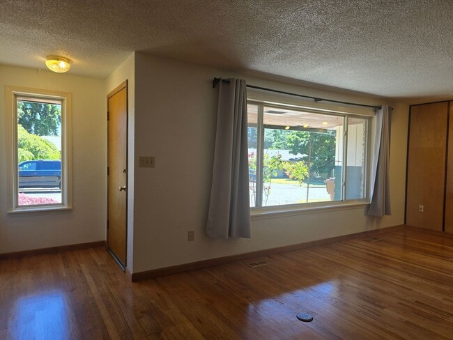 Photo - Spacious North Tacoma Rambler