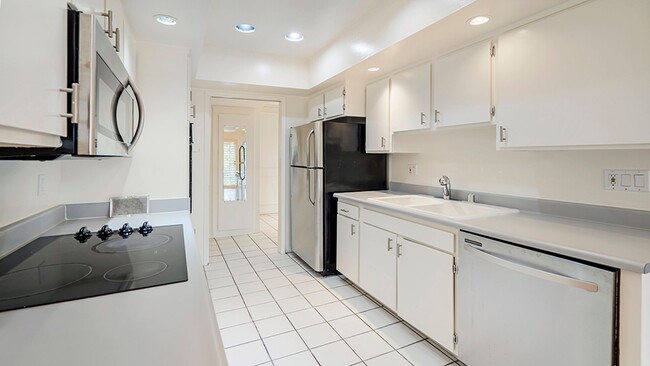 Photo - Luxury Penthouse Newly Renovated 1 Bed + D...