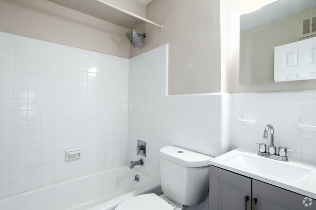 1BR, 1BA - 600-650SF - Bathroom