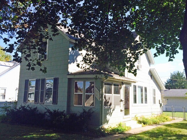 Building Photo - 1412 Winnebago St Rental
