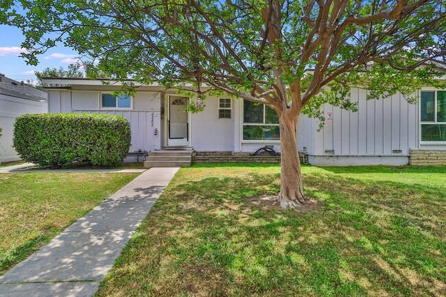 Photo - 23208 Vanowen St