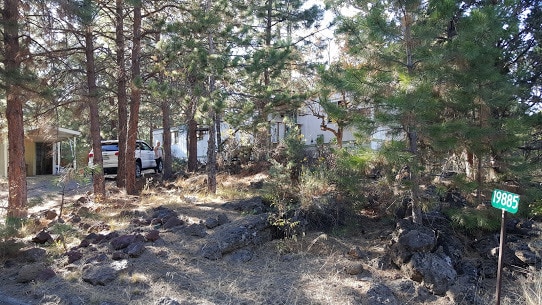 Building Photo - Standalone Unit in SW Bend