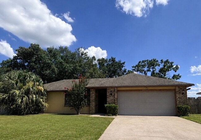 Building Photo - Spacious Home with Large Yard and Central Location! Close to Major Shopping and Dining!