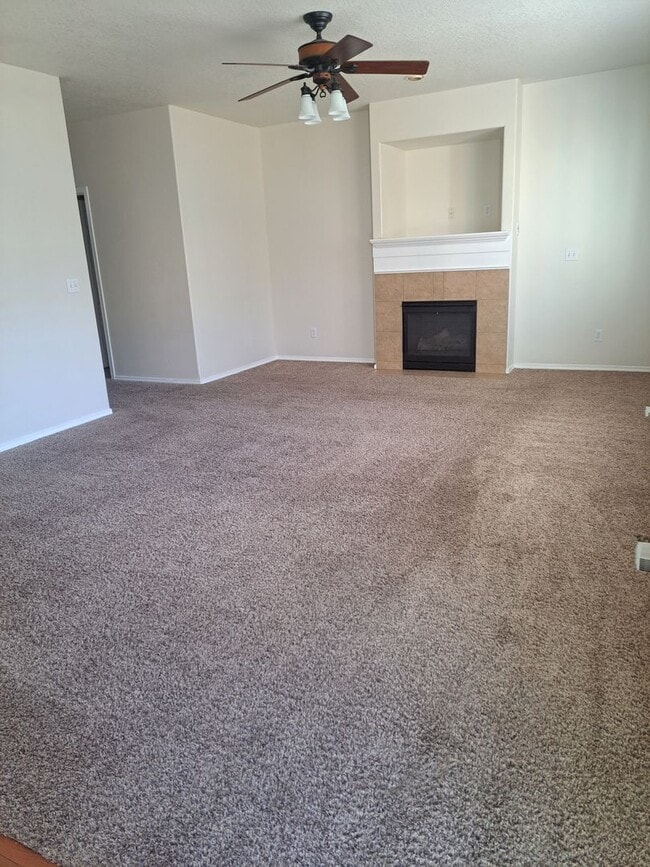 Photo - 3 Bedroom Home - Nice back yard -  no appl...