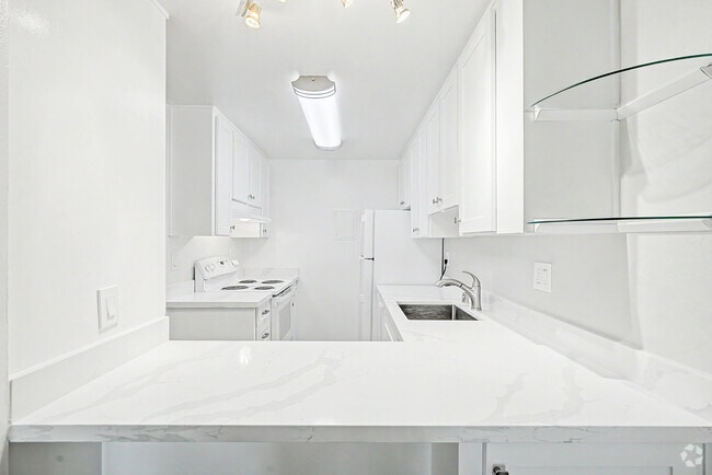 2BR, 2BA - 950SF - Kitchen