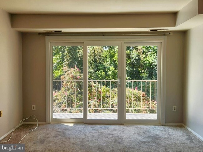 Building Photo - 11915 Parklawn Dr Unit 202 Rental