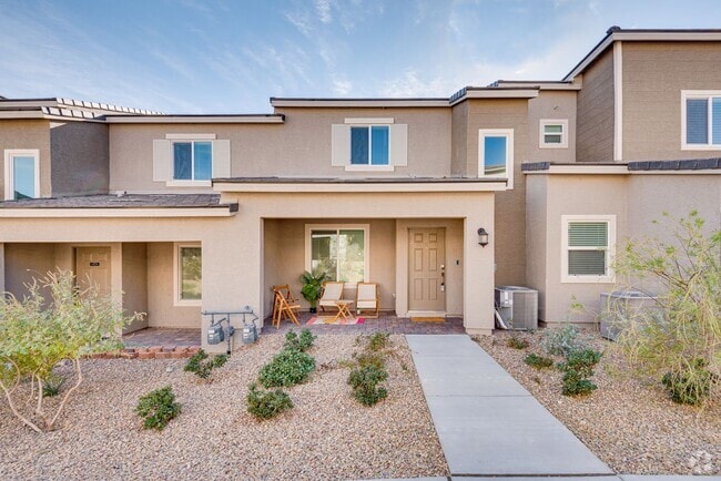 Building Photo - Furnished 3-bedroom, 2.5-bath townhome, de...