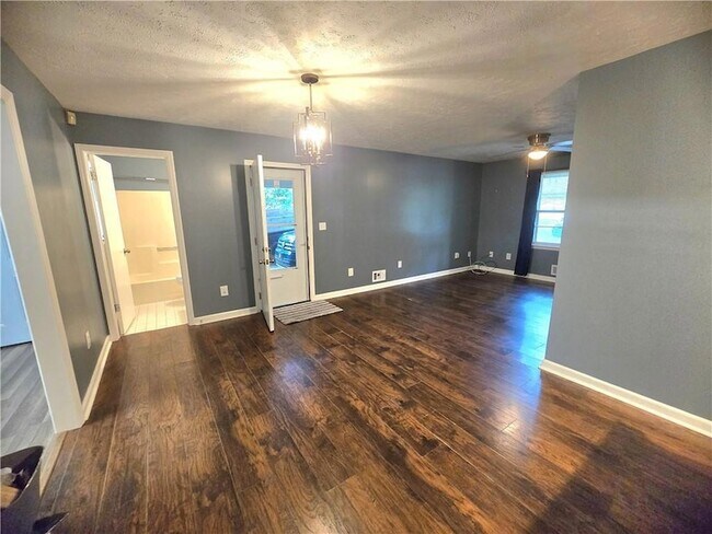 Photo - 3350 Scott Dr
