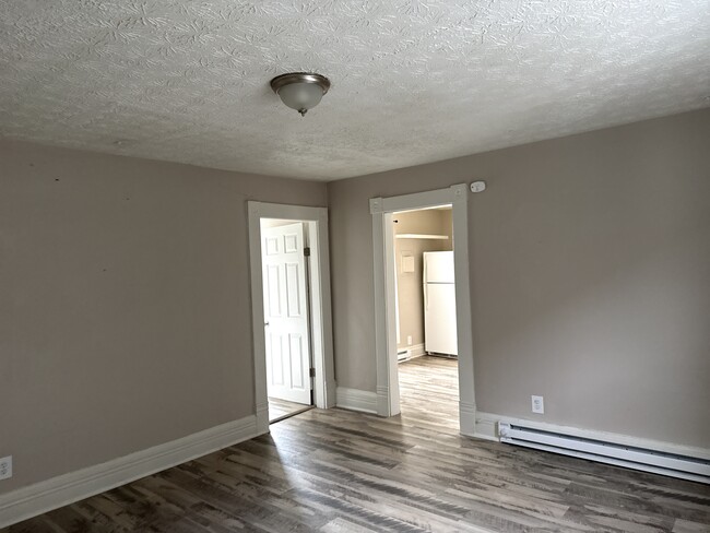 Living room leading to bathroom and kitchen - 233 Washington Ave Apartamentos Unidad 233 b