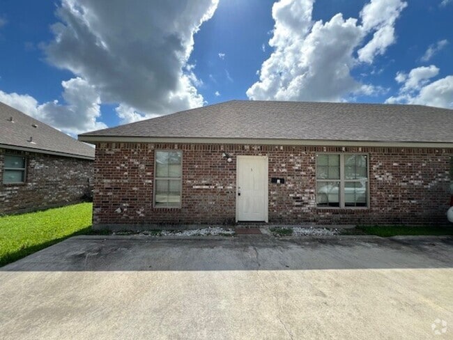 Building Photo - 2 bedroom 1 bath apartment for lease