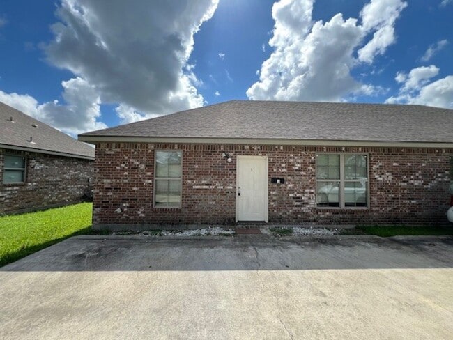2 bedroom 1 bath apartment for lease - 2 bedroom 1 bath apartment for lease