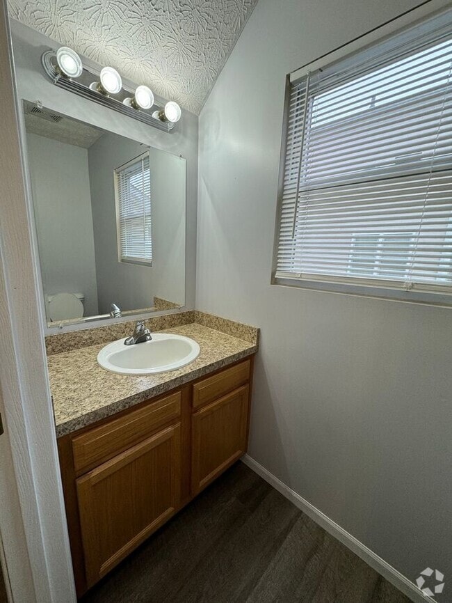 Building Photo - Beautiful 3 Bedrooms Home inside Willows a...