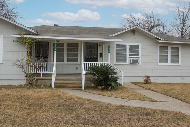 2825 W Woodlawn Ave