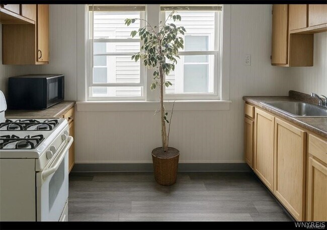 Photo - 196 Englewood Ave