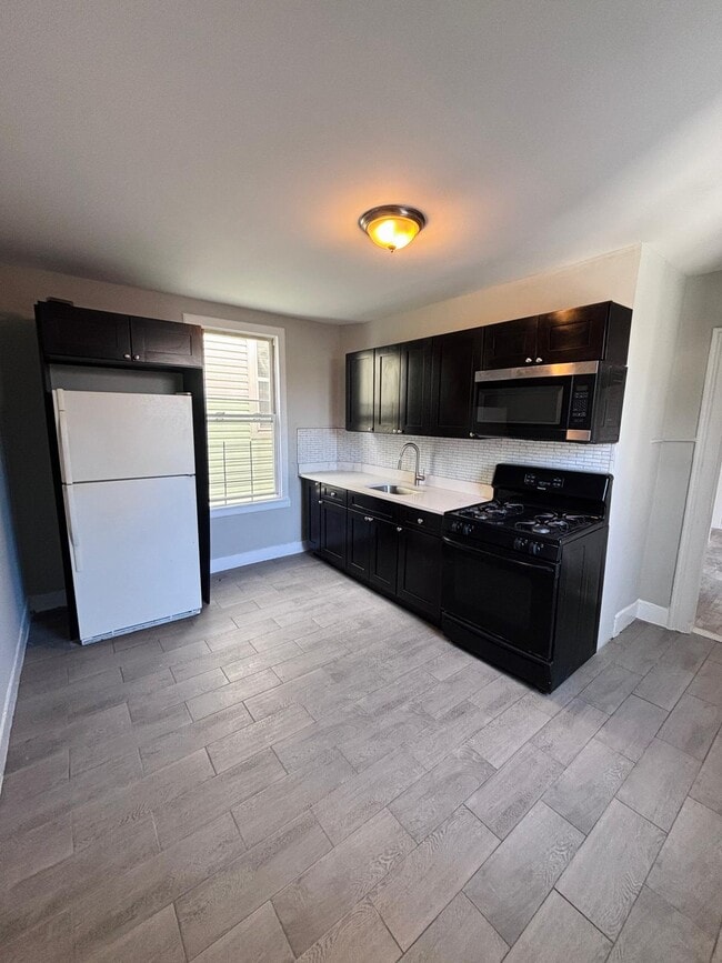 Photo - 393 Straight St Unidad 3 Bedroom Apartment