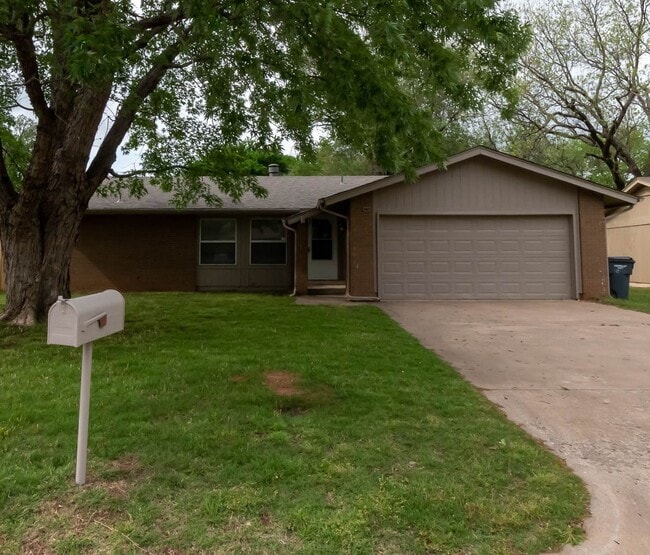 Building Photo - This Super Cute 3 Bed, 2 Bath, 2 Car Garag...