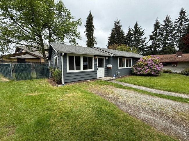Building Photo - Pet Friendly Fresh 3 bed 2 bath with fully fenced yard