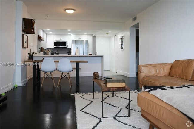 Building Photo - 600 NE 36th St Unit 310 Rental