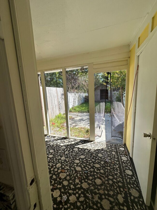 Charming 2 Bedroom, 1.5 Bathroom Home in S... House Rental in