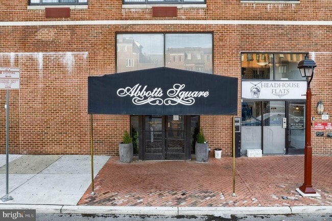 Building Photo - 200 Lombard St Unit 703