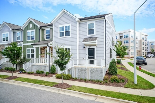 Building Photo - Three Bedroom End Unit Home!