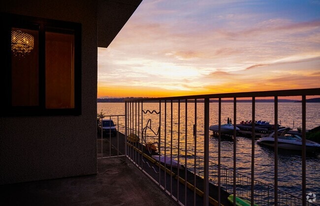 Building Photo - Charming 1 Bedroom Condo in Boutique Kirkl...