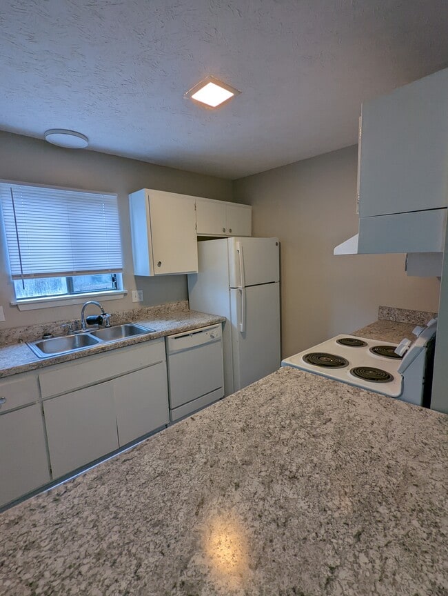 Photo - 833 Applewood Ln