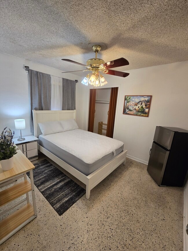 Photo - 472 E 15th St