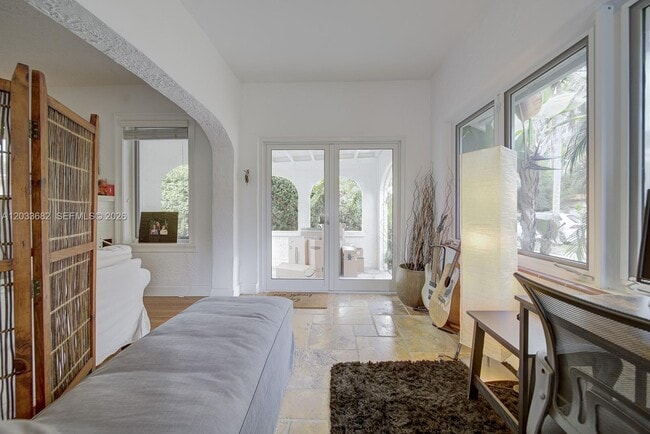 Photo - 1212 Medina Ave